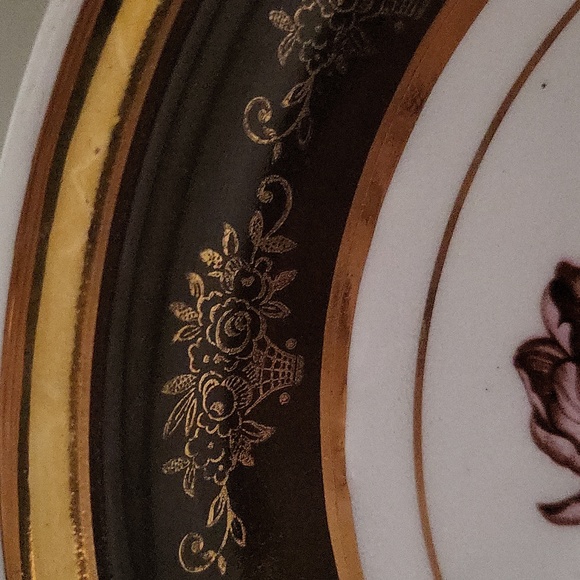 Gold trim flower plate - Picture 3 of 6
